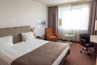 Отель Holiday Inn Almaty Алматы Номер с кроватью размера "king-size" - Для некурящих-1